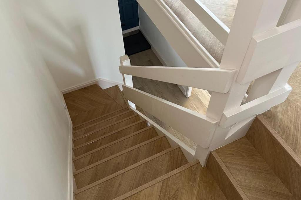 Modern 4 Bed-2 Bath In Battersea Appartamento