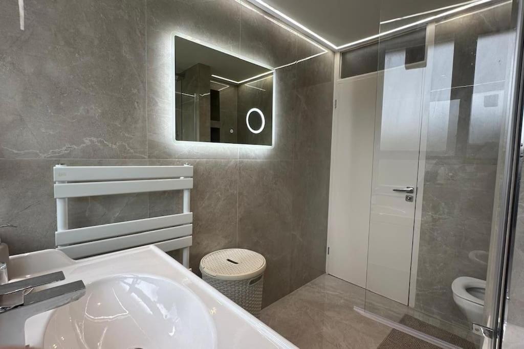 Modern 4 Bed-2 Bath In Battersea * Londra