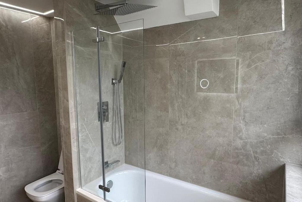 Modern 4 Bed-2 Bath In Battersea Appartamento *